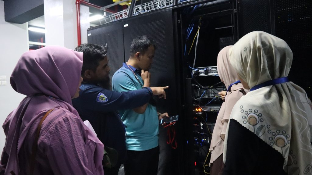 Kunjungan Dosen Prodi IET ke Nusantara Data Centre – NIX Jakarta