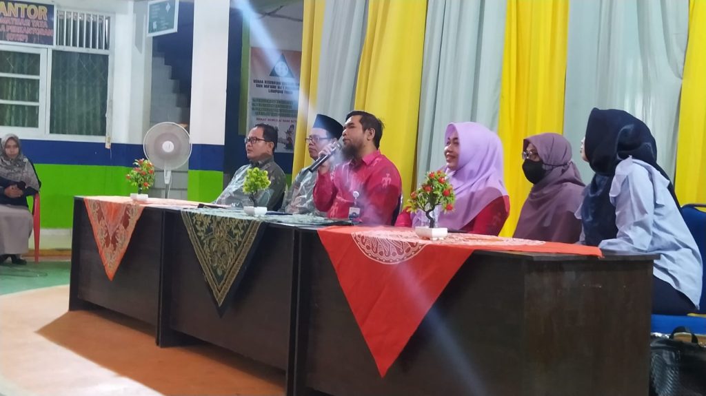 Imam Asrowardi, dosen Program Studi Teknologi Rekayasa Internet, sedang memaparkan visi dan misi Program Studi pada kegiatan sosialisasi di SMK Maarif NU 1 Purbolinggo, Lampung Timur.