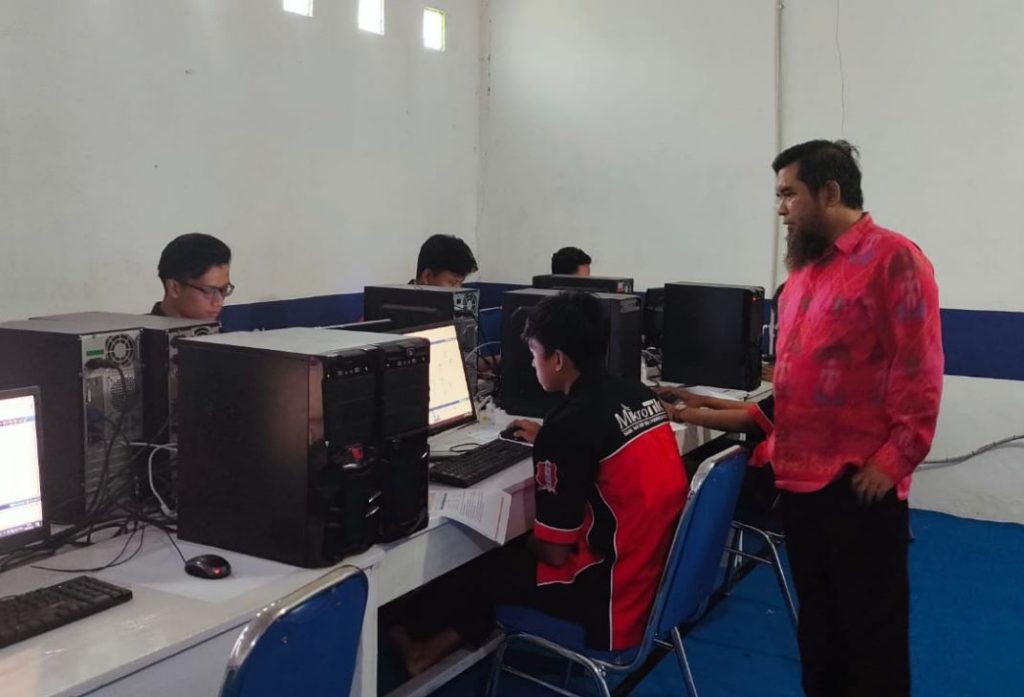 Siswa SMK NU I Purbolinggo mengikuti kegiatan sertifikasi BNSP Skema Junior Network Administrator dengan bantuan asesor dari Program Studi Sarjana Terapan Teknologi Rekayasa Internet Politeknik Negeri Lampung.
