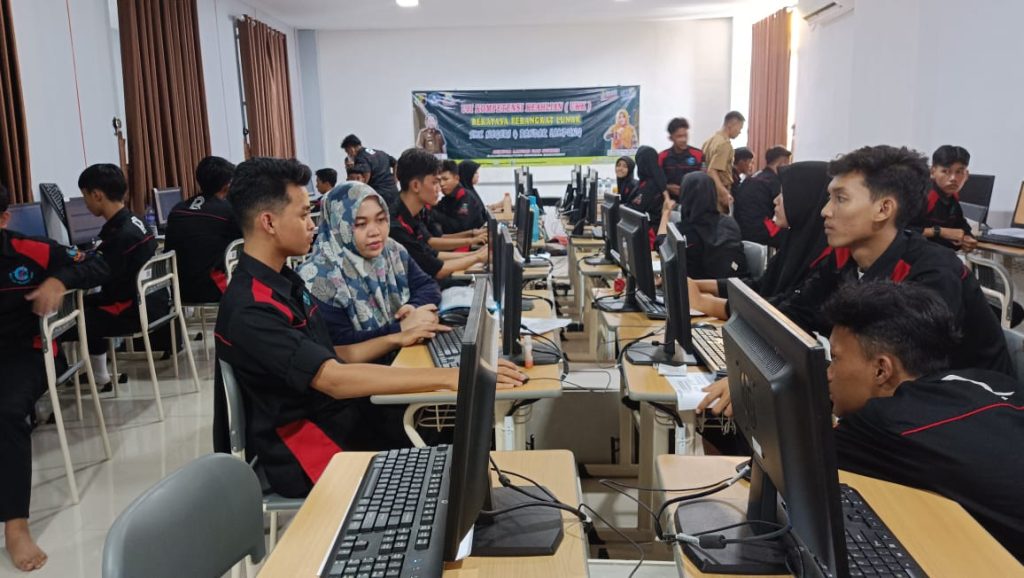 Foto Asesor External Agiska Ria Supriyatna, S.Si., M.T.I, yang mendampingi pelaksanaan Uji Kompetensi Keahlian (UKK) di SMK Negeri 4 Bandar Lampung dengan dukungan Program Studi Sarjana Terapan Teknologi Rekayasa Internet (IET)