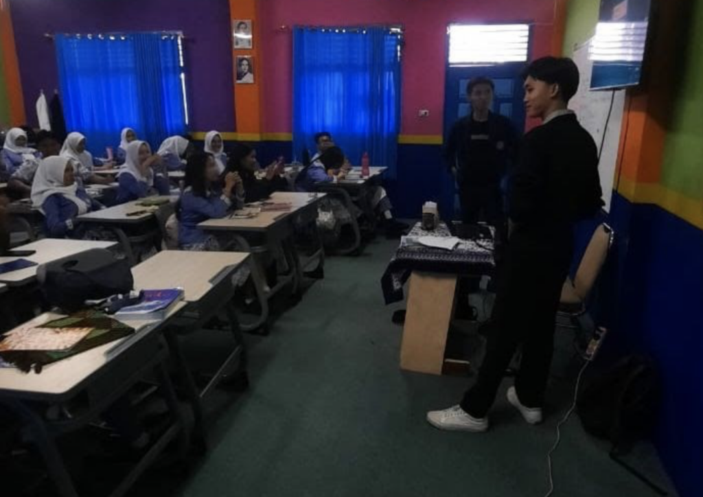 Dorong Kemajuan Berfikir di Era Digital, Mahasiswa Program Studi Teknologi Rekayasa Internet Polinela Berikan Sosialisasi.