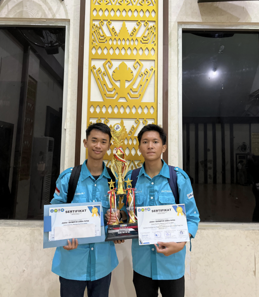 Mahasiswa Teknologi Rekayasa Internet Juara 1 Lomba Ganda Putra Polinela Fair 2024